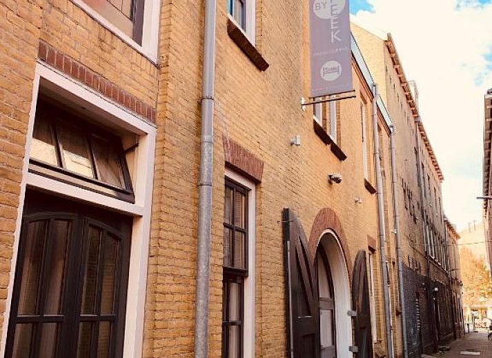 Komfortables Schlafzimmer in Stadslogement By Peek, Sneek, Friesland, mit moderner Einrichtung.