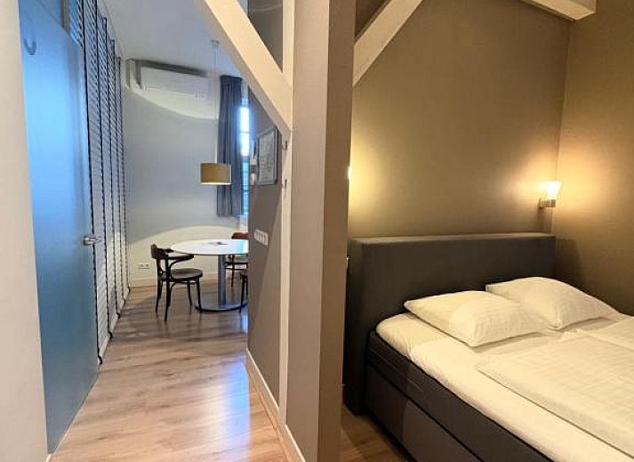 Komfortables Schlafzimmer in Stadslogement By Peek, Sneek, Friesland, mit moderner Einrichtung.