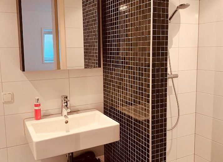 Komfortables Schlafzimmer in Stadslogement By Peek, Sneek, Friesland, mit moderner Einrichtung.