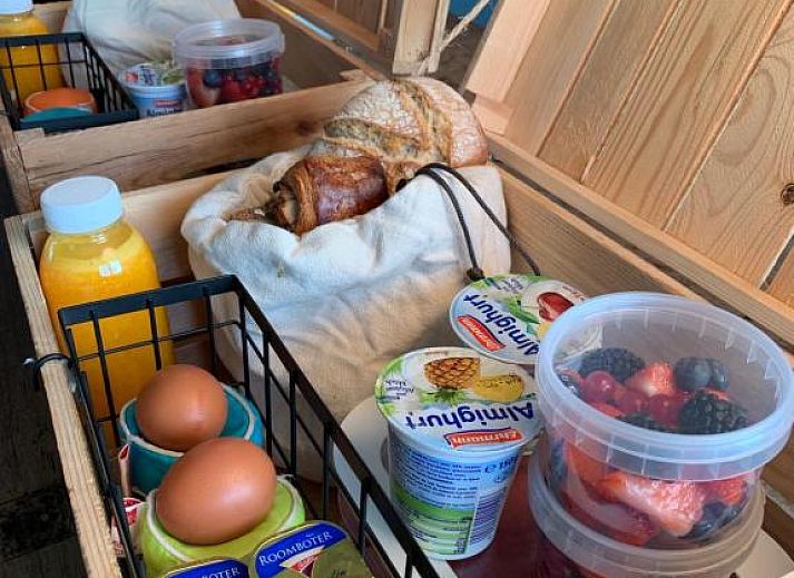 Komfortables Schlafzimmer in Stadslogement By Peek, Sneek, Friesland, mit moderner Einrichtung.