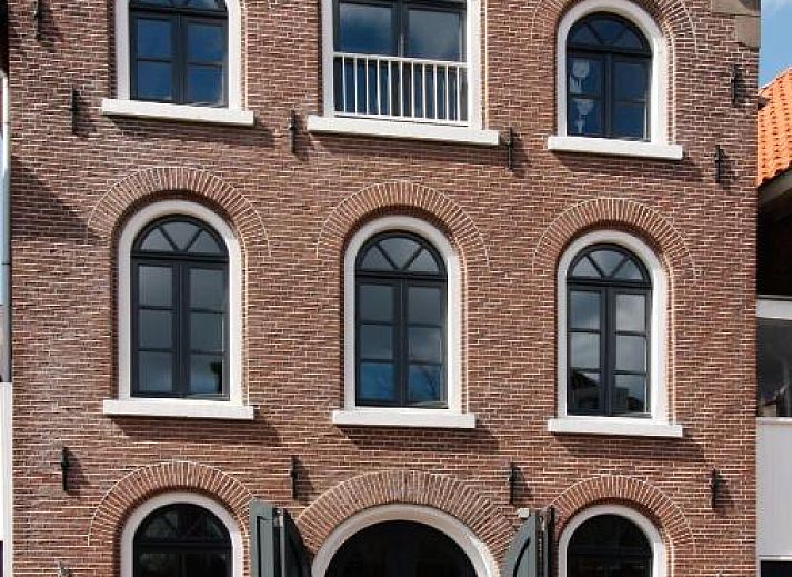 Helles Badezimmer mit Dachfenster in Stadslogement By Peek, Sneek, Friesland.