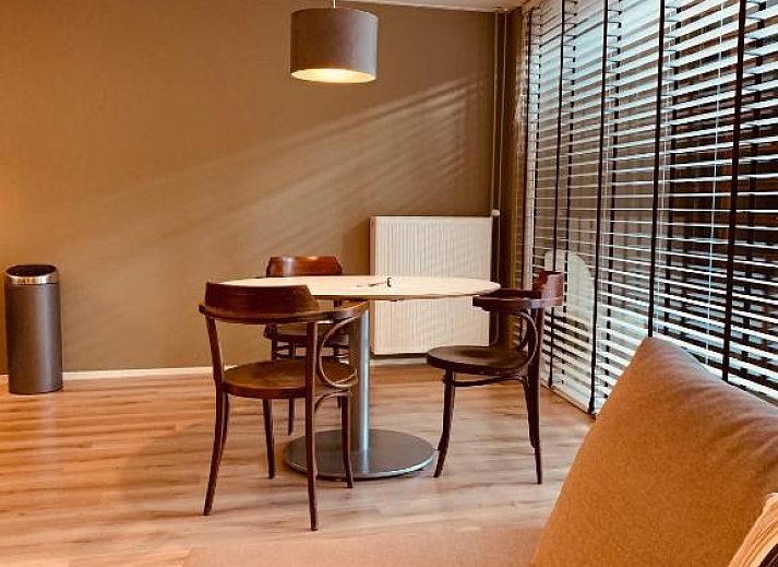 Helles Badezimmer mit Dachfenster in Stadslogement By Peek, Sneek, Friesland.