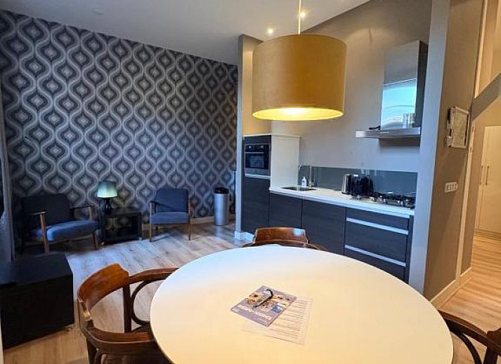 Helles Badezimmer mit Dachfenster in Stadslogement By Peek, Sneek, Friesland.