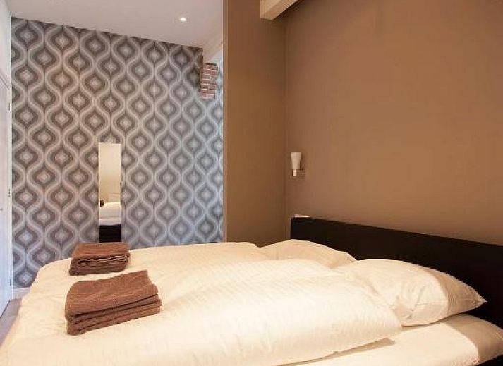 Helles Badezimmer mit Dachfenster in Stadslogement By Peek, Sneek, Friesland.