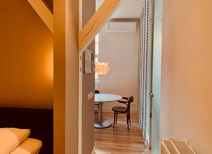 Stilvolle Essecke und Kueche in Stadslogement By Peek, Sneek, Friesland.