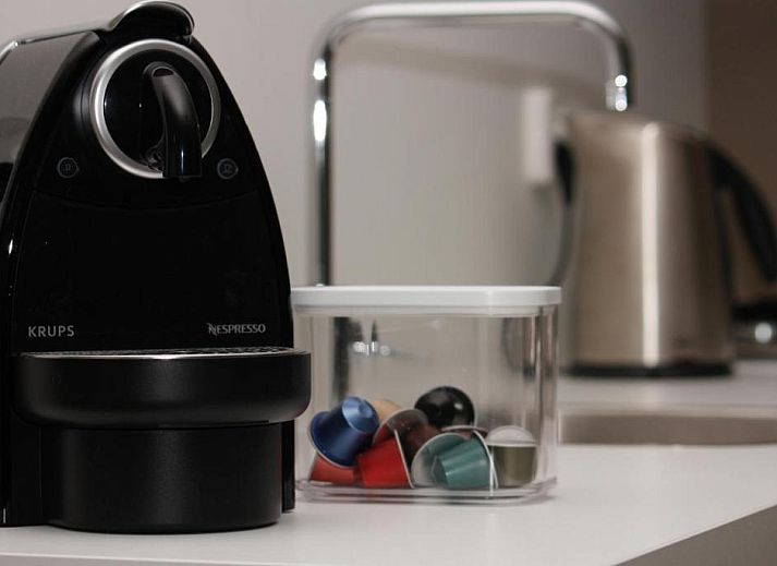 Gemuetliches Wohnzimmer mit Retrotapete in Stadslogement By Peek, Sneek, Friesland.