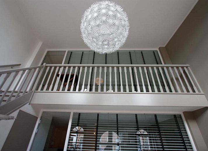 Gemuetliches Wohnzimmer mit Retrotapete in Stadslogement By Peek, Sneek, Friesland.