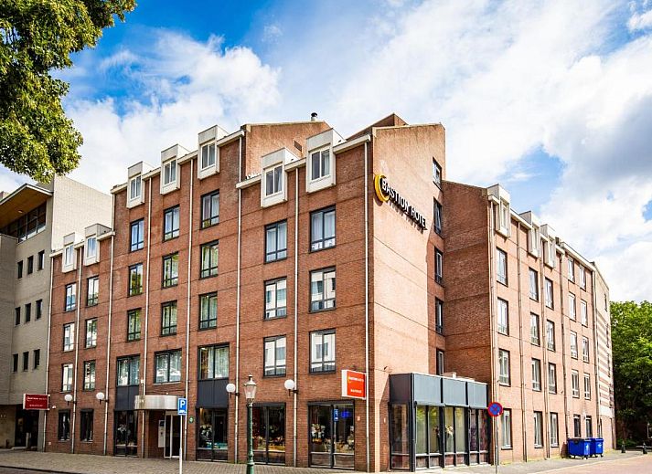 Modernes Badezimmer mit begehbarer Dusche im Bastion Hotel Maastricht Centrum, Ferienunterkunft in Suedlimburg.