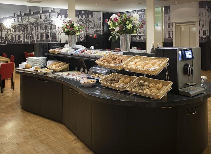 Modernes Badezimmer mit begehbarer Dusche im Bastion Hotel Maastricht Centrum, Ferienunterkunft in Suedlimburg.