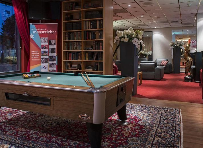 Modernes Badezimmer mit begehbarer Dusche im Bastion Hotel Maastricht Centrum, Ferienunterkunft in Suedlimburg.