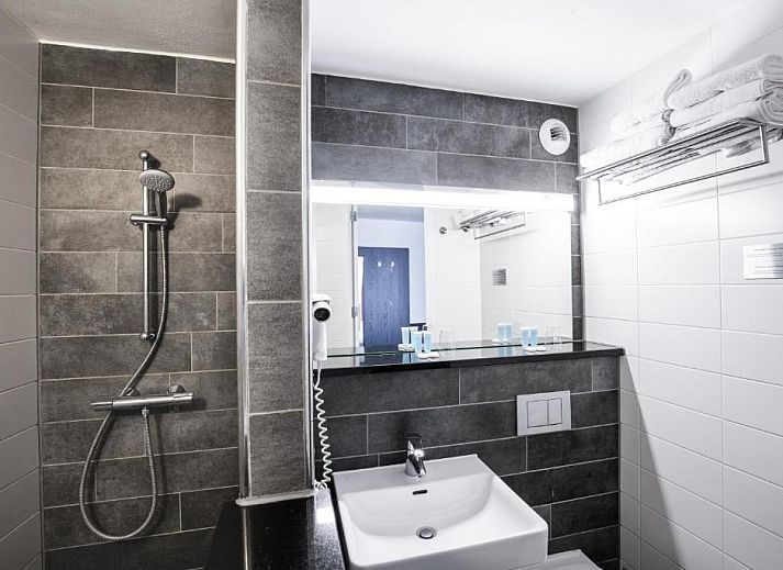 Stilvolle Lounge mit bequemen Sitzgelegenheiten im Bastion Hotel Maastricht Centrum, Suedlimburg.