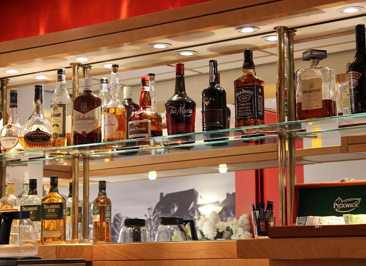 Stilvolle Lounge mit bequemen Sitzgelegenheiten im Bastion Hotel Maastricht Centrum, Suedlimburg.