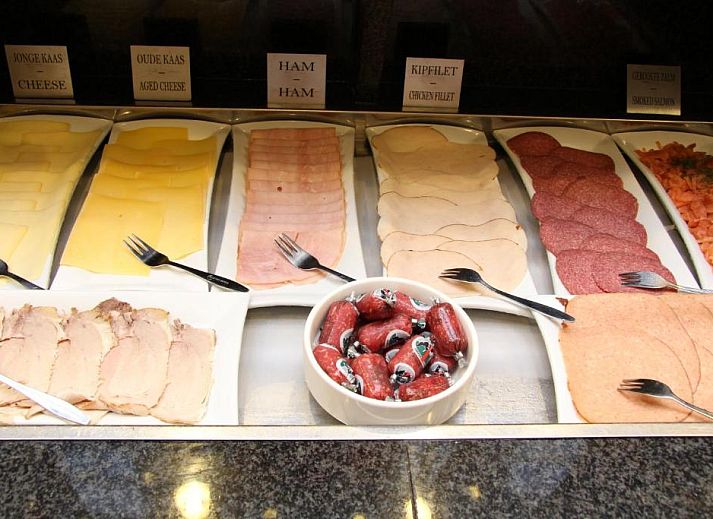 Stilvolle Lounge mit bequemen Sitzgelegenheiten im Bastion Hotel Maastricht Centrum, Suedlimburg.