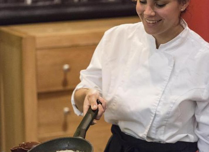 Stilvolle Lounge mit bequemen Sitzgelegenheiten im Bastion Hotel Maastricht Centrum, Suedlimburg.