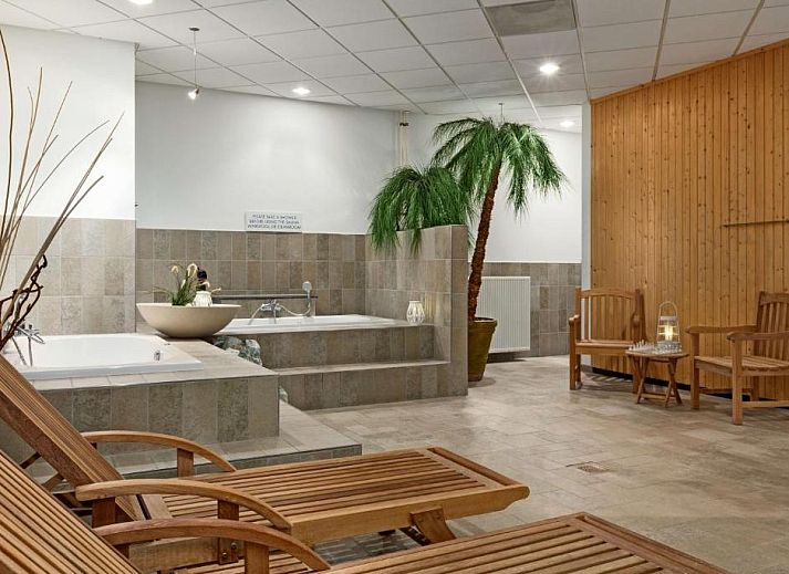 Luxury suite with sitting area and TV in NH Maastricht vacation apartment, South Limburg.