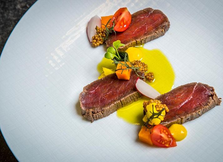 Stylish restaurant in Derlon Hotel Maastricht, vacation apartment in Maastricht, South Limburg, with atmospheric lighting.