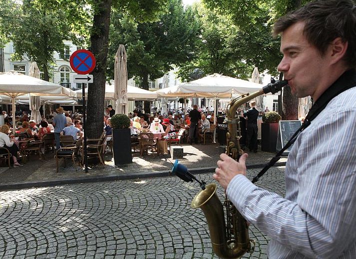Atmospheric square at Derlon Hotel Maastricht, vacation apartment in South Limburg, Maastricht, with terrace and evening lighting.