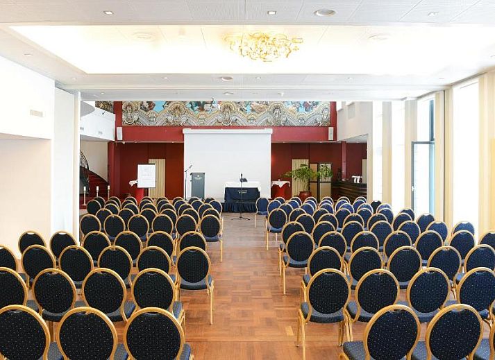 Indoor pool in Amrath Grand Hotel de l'Empereur, Maastricht, ideal relaxation in South Limburg.