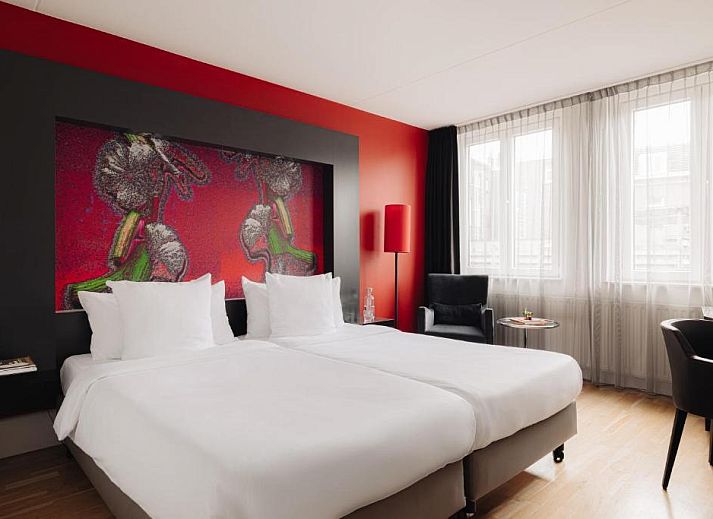 Designhotel Maastricht slaapkamer met rood decor in Maastricht, Zuid Limburg, Limburg.