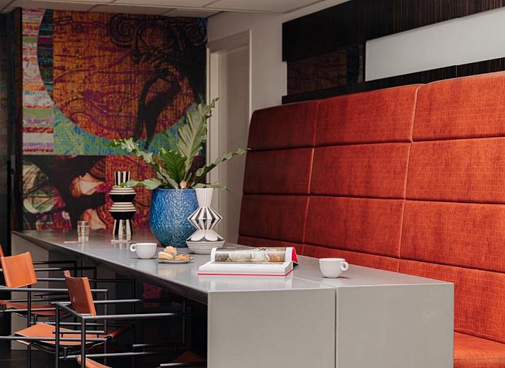 Designhotel Maastricht slaapkamer met rood decor in Maastricht, Zuid Limburg, Limburg.