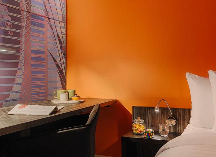 Moderne slaapkamer met kleurrijke muur in Designhotel Maastricht, Limburg.