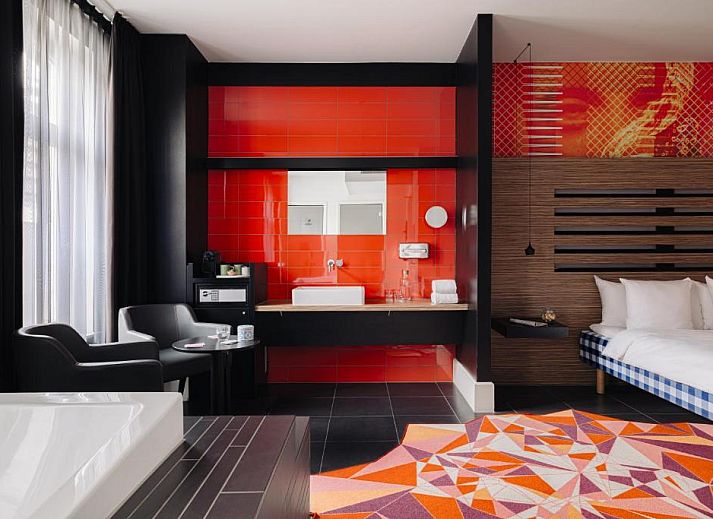 Moderne slaapkamer met kleurrijke muur in Designhotel Maastricht, Limburg.