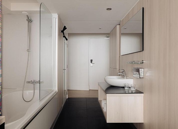 Moderne slaapkamer met kleurrijke muur in Designhotel Maastricht, Limburg.