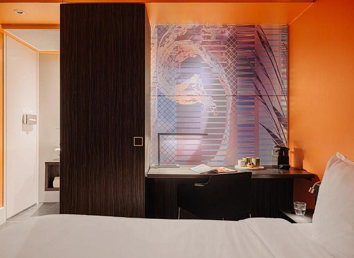Moderne slaapkamer met kleurrijke muur in Designhotel Maastricht, Limburg.