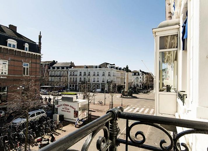 Moderne slaapkamer met kleurrijke muur in Designhotel Maastricht, Limburg.