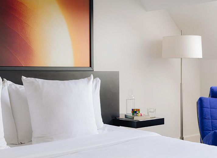 Unieke lounge met moderne inrichting in Designhotel Maastricht, Limburg.