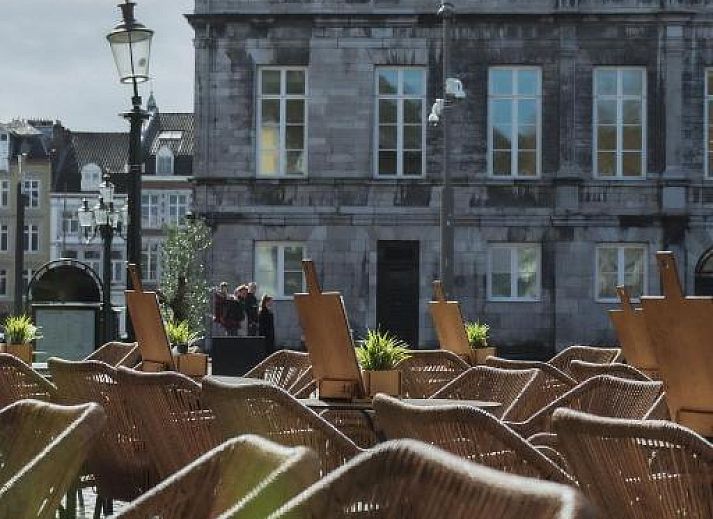 Spacious room with lots of natural light in Hotel de la Bourse, vacation apartment in Maastricht, Limburg.
