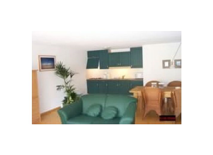 Veranda van De Zandbult in Oost-Vlieland, Vlieland, met groene planten en houten gevel van het appartement op de Waddeneilanden.