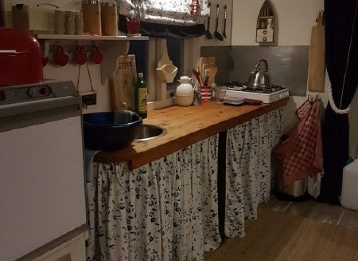 Gezellige keuken in De Hagedis tenthuis, Oost-Vlieland, met fornuis en houten werkblad, Vlieland, Waddeneilanden.