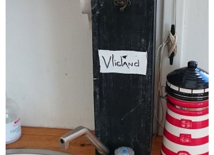 Gezellige keuken in De Hagedis tenthuis, Oost-Vlieland, met fornuis en houten werkblad, Vlieland, Waddeneilanden.