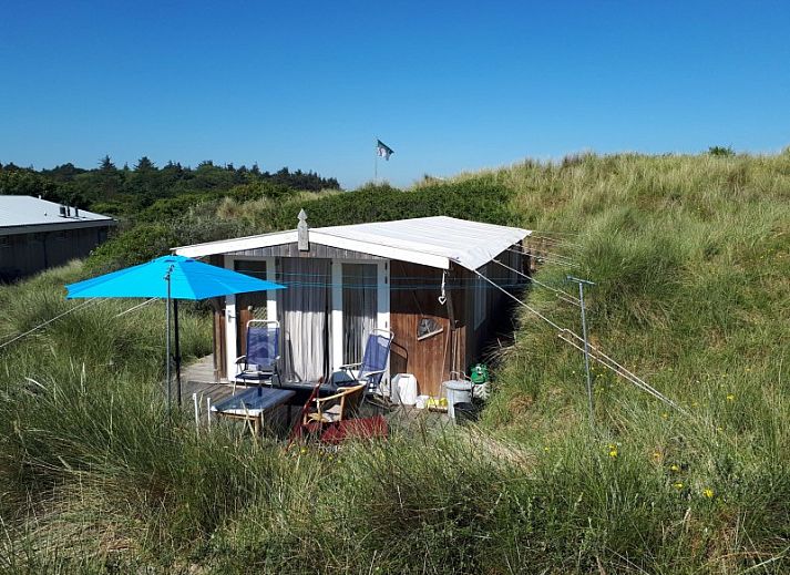 Gezellige keuken in De Hagedis tenthuis, Oost-Vlieland, met fornuis en houten werkblad, Vlieland, Waddeneilanden.