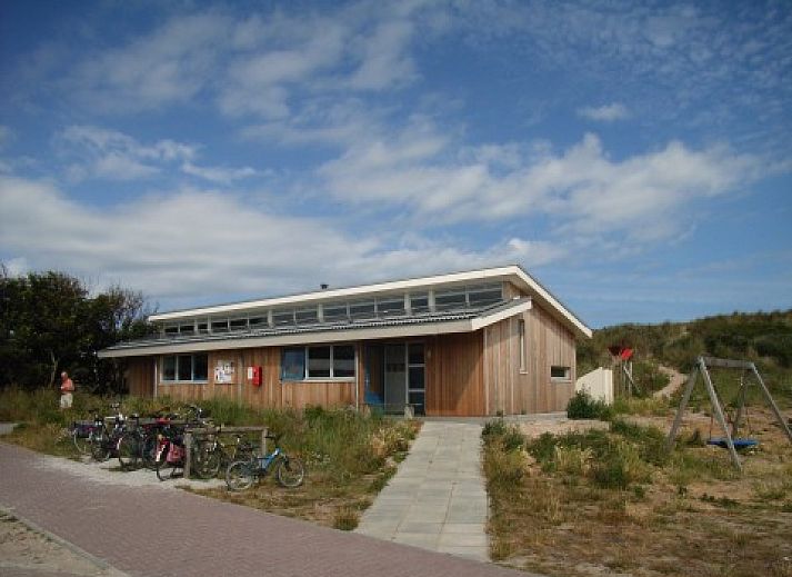 Gezellige keuken in De Hagedis tenthuis, Oost-Vlieland, met fornuis en houten werkblad, Vlieland, Waddeneilanden.