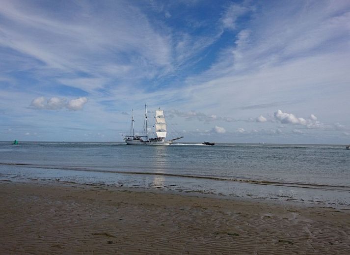 Binnenruimte van De Hagedis vakantiehuis met houten schuifdeur en zithoek, Oost-Vlieland, Vlieland, Waddeneilanden.