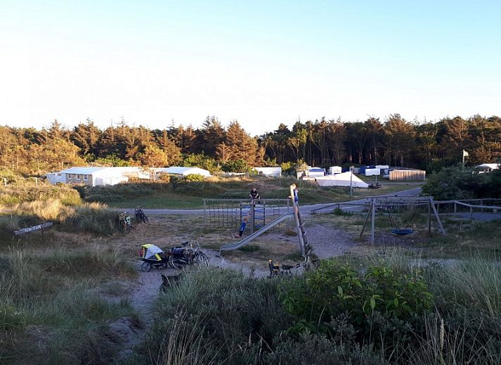 Ruime eettafel in De Hagedis glamping lodge, Oost-Vlieland, ideaal voor families, Vlieland, Waddeneilanden.