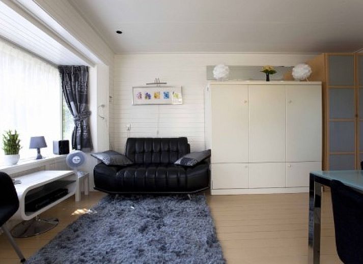 Verlichte tuin bij Studio Arma in Oost-Vlieland, Vlieland. Ontdek de natuurlijke omgeving van deze vakantieaccommodatie op de Waddeneilanden.