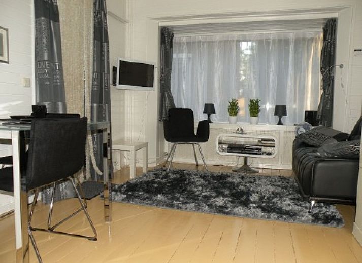 Zonnig terras bij Studio Arma, vakantiehuis in Oost-Vlieland. Geniet van de rust en natuur op de Waddeneilanden.