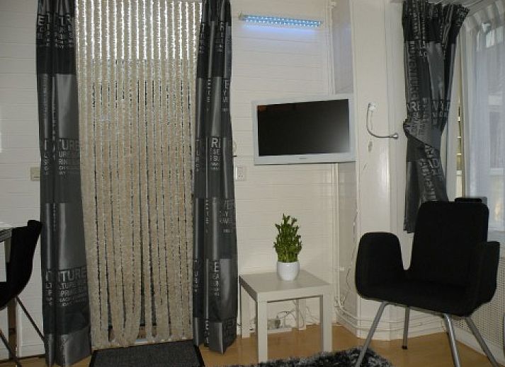 Zonnig terras bij Studio Arma, vakantiehuis in Oost-Vlieland. Geniet van de rust en natuur op de Waddeneilanden.