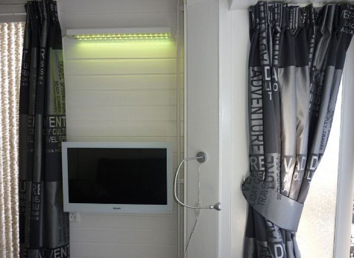 Zonnig terras bij Studio Arma, vakantiehuis in Oost-Vlieland. Geniet van de rust en natuur op de Waddeneilanden.