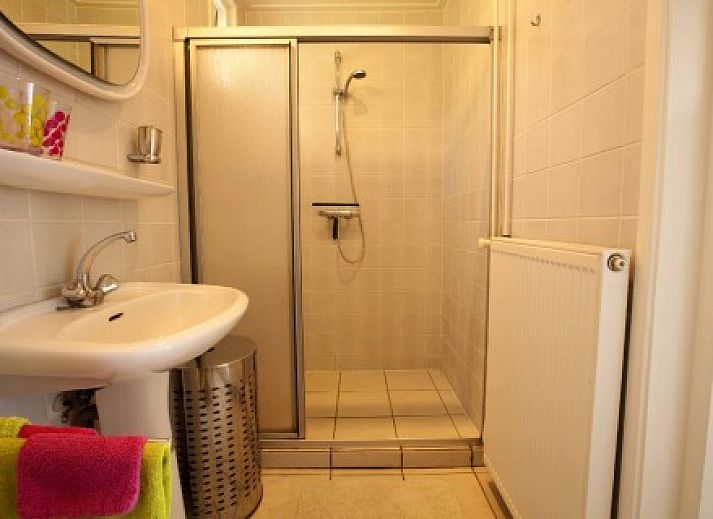 Zonnig terras bij Studio Arma, vakantiehuis in Oost-Vlieland. Geniet van de rust en natuur op de Waddeneilanden.