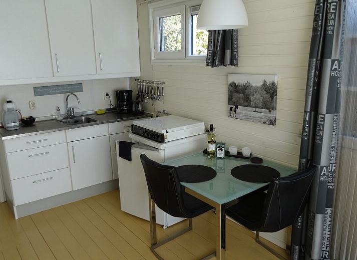 Moderne woonkamer van Studio Arma, vakantieverblijf in Oost-Vlieland. Comfortabele binnenruimte op de Waddeneilanden.