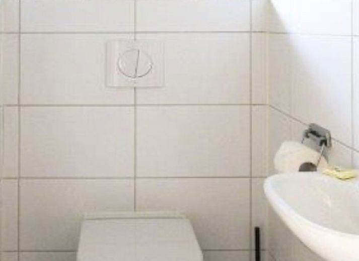 Cozy living room in vacation home Zeedistel, Formerum, Terschelling with bright interior and garden view.