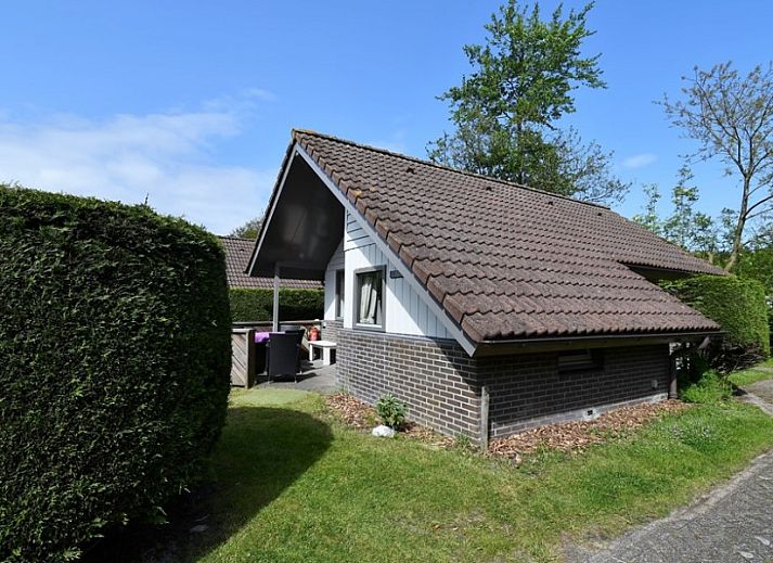 Cozy living room in vacation home Zeedistel, Formerum, Terschelling with bright interior and garden view.