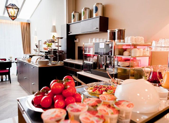 Comfortabele slaapkamer in Hotel Van Walsum, Rotterdam, met modern interieur en grote ramen.