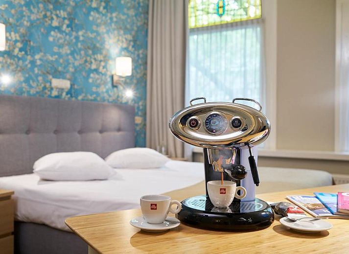 Ontbijtruimte in Hotel Van Walsum, Rotterdam, met stijlvolle inrichting en buffetopties.