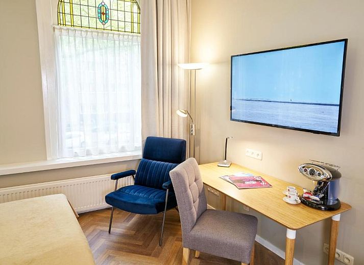 Gezellige lounge in Hotel Van Walsum, Rotterdam, met moderne zitplaatsen en sfeervolle verlichting.