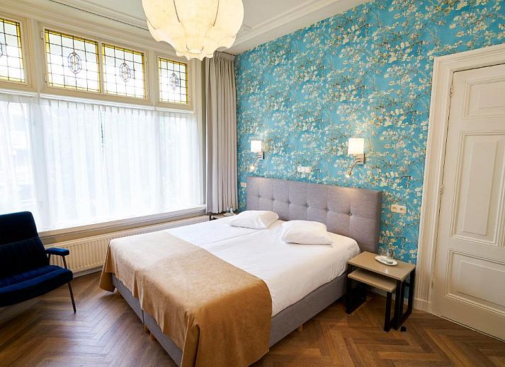 Gezellige lounge in Hotel Van Walsum, Rotterdam, met moderne zitplaatsen en sfeervolle verlichting.